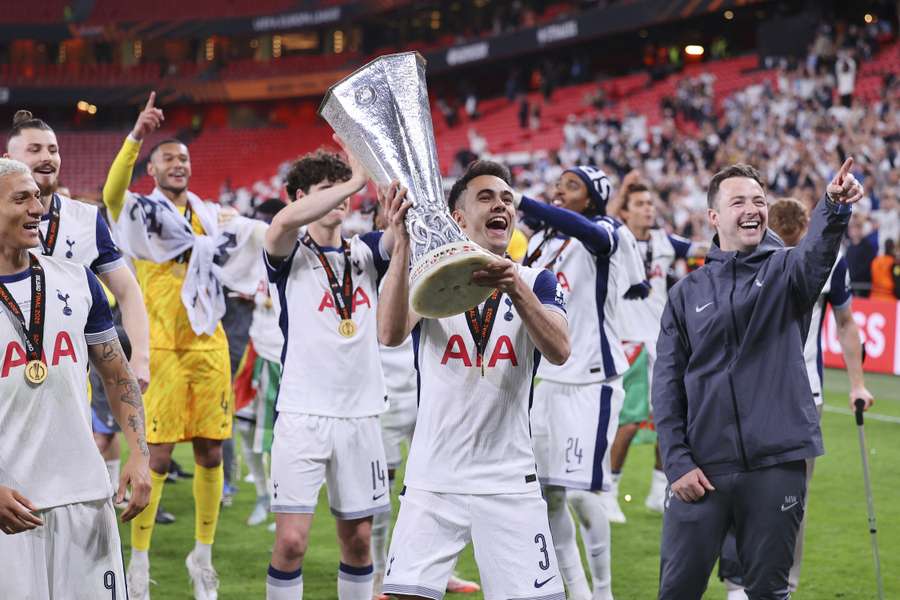 Sergio Reguilón levanta el título.