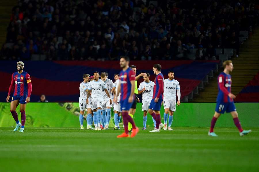 Girona-spillerne kunne til tider tilsyneladende finde hinanden i blinde, da de søndag aften udraderede Barcelona på eget græs.