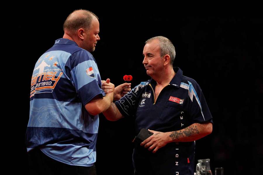 Raymond van Barneveld (l.) und Phil Taylor haben im Laufe ihrer Karriere häufig die Klingen gekreuzt.