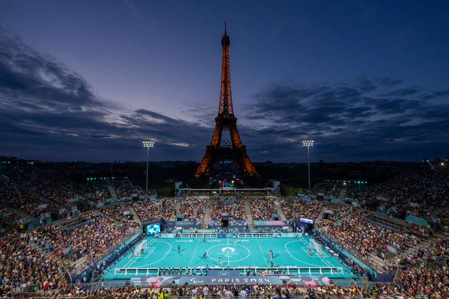 O campo de futebol para invisuais ao pé da Torre Eiffel