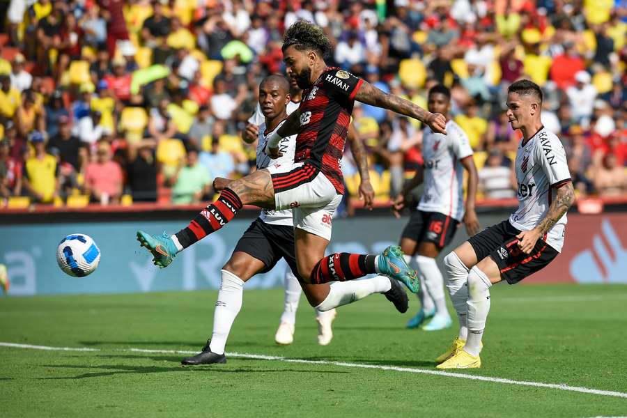 Gabigol pega de primeira para dar o tricampeonato ao Flamengo