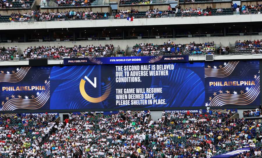 Aviso da suspensão de França x Iraque no telão do Lincoln Financial Field Aviso da suspensão de França x Iraque no telão do Lincoln Financial Field
