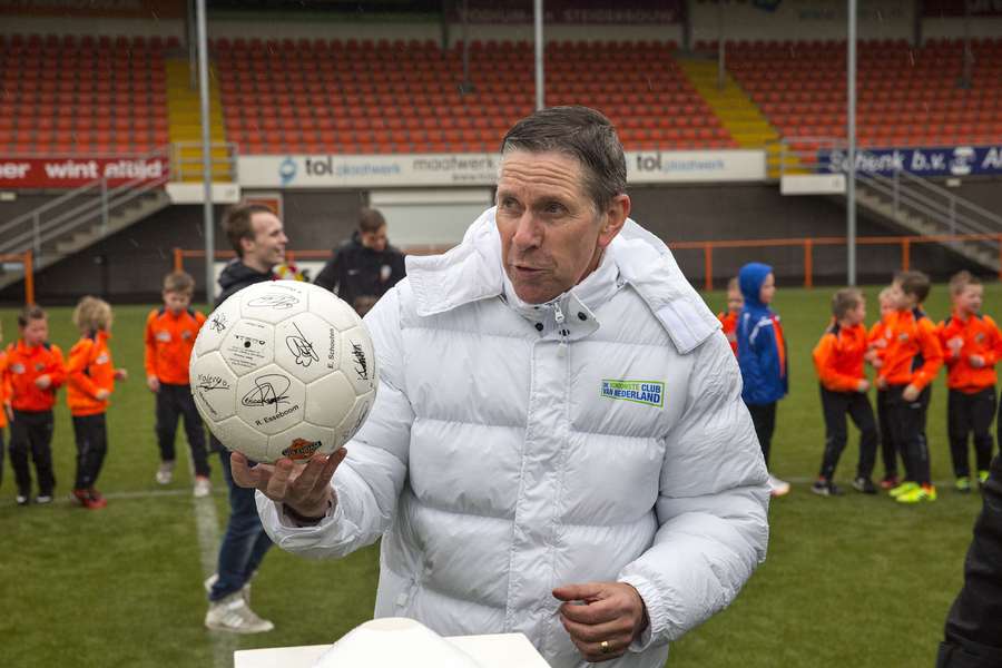 Arnold Mühren doet symbolisch de aftrap voor de actie Schoonste Club van 2015 in het Kras Stadion