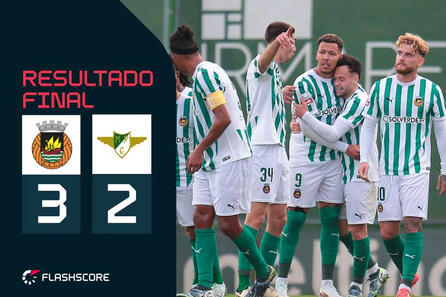 Jogadores do Rio Ave celebram golo de Clayton