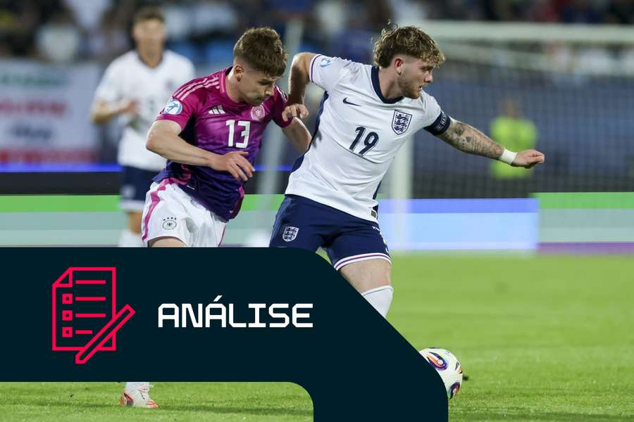 Lukas Ullrich e Harvey Elliott disputam a bola durante o jogo entre Inglaterra e Alemanha na fase de grupos 