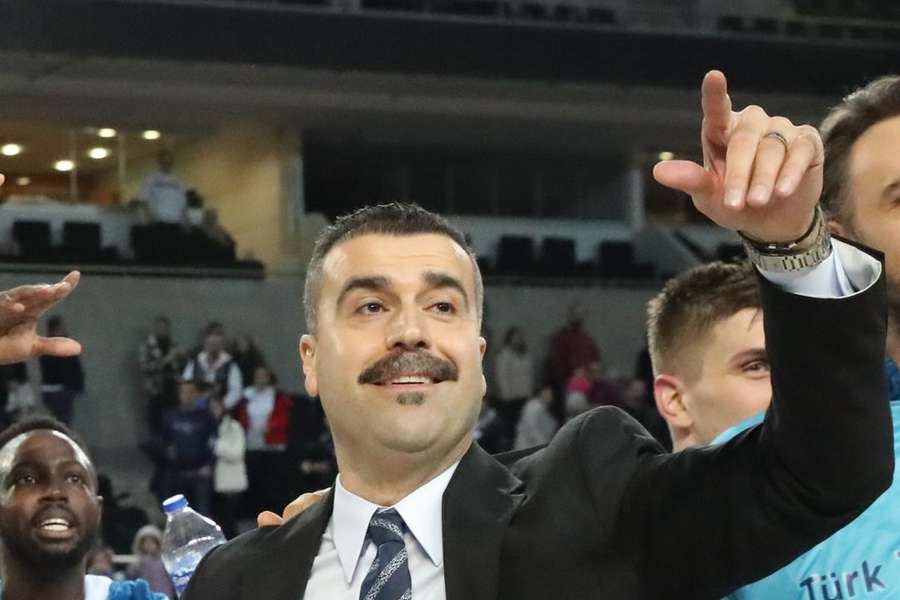 Erdem Can vai estar no banco