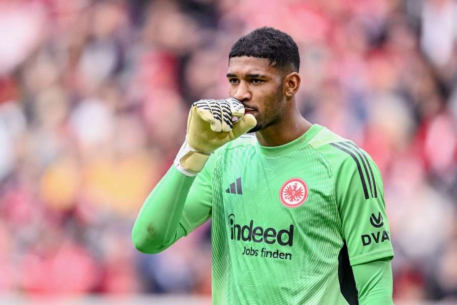 Frankfurt-Keeper Kaua Santos leistete sich in Freiburg einen folgenschweren Patzer.