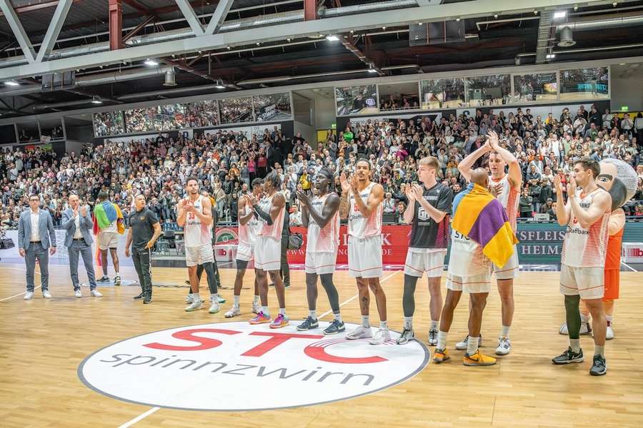 Die Niners Chemnitz feiern den Einzug ins Finale des FIBA Europe Cups.