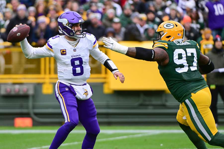 O quarterback do Minnesota Vikings, Kirk Cousins, é pressionado pelo linebacker do Green Bay Packers, Kenny Clark
