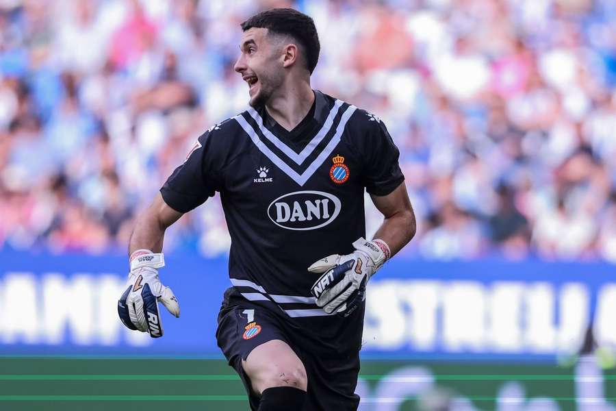 Joan Garcia set to snub Barcelona in favour of Premier League switch