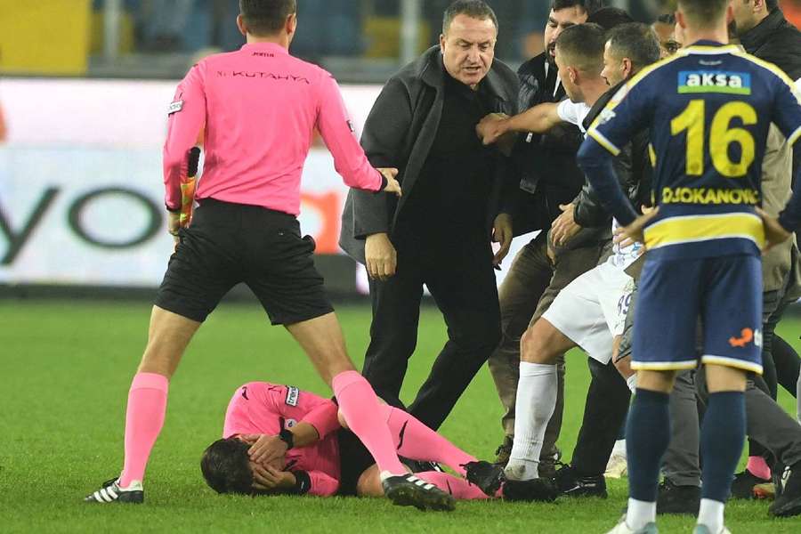 Il presidente dell'Ankaragucu Faruk Koca reagisce mentre l'arbitro Halil Umut Meler giace a terra dopo essere stato colpito