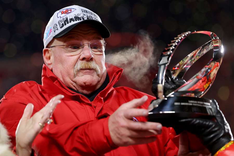 Andy Reid con el trofeo de campeón de la AFC