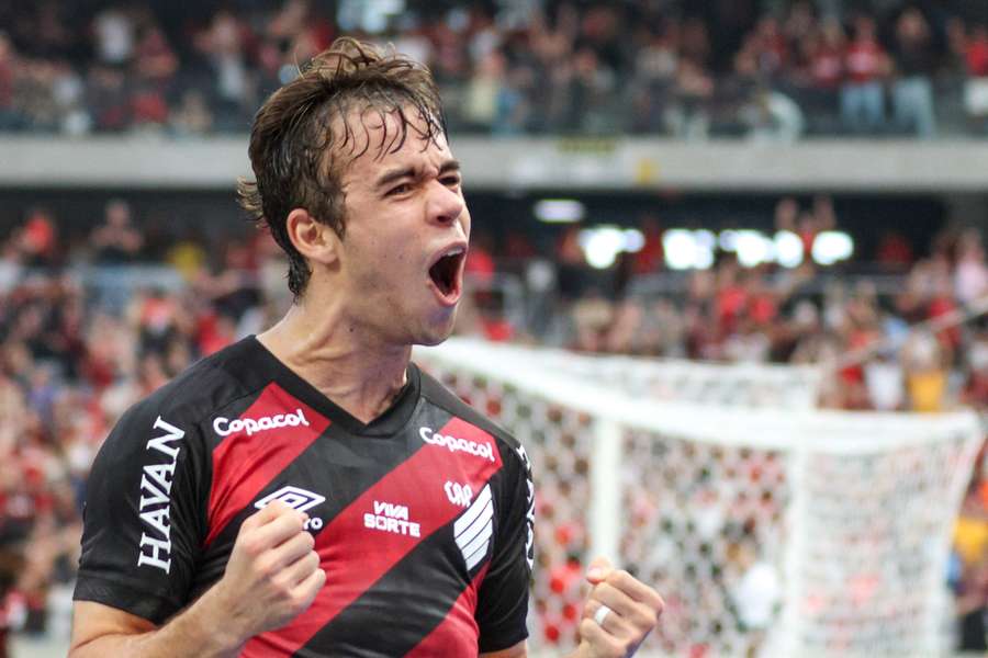 Dudu abriu o placar para o Athletico-PR em sua primeira vitória sobre o Coritiba desde 2023 Dudu abriu o placar para o Athletico-PR em sua primeira vitória sobre o Coritiba desde 2023