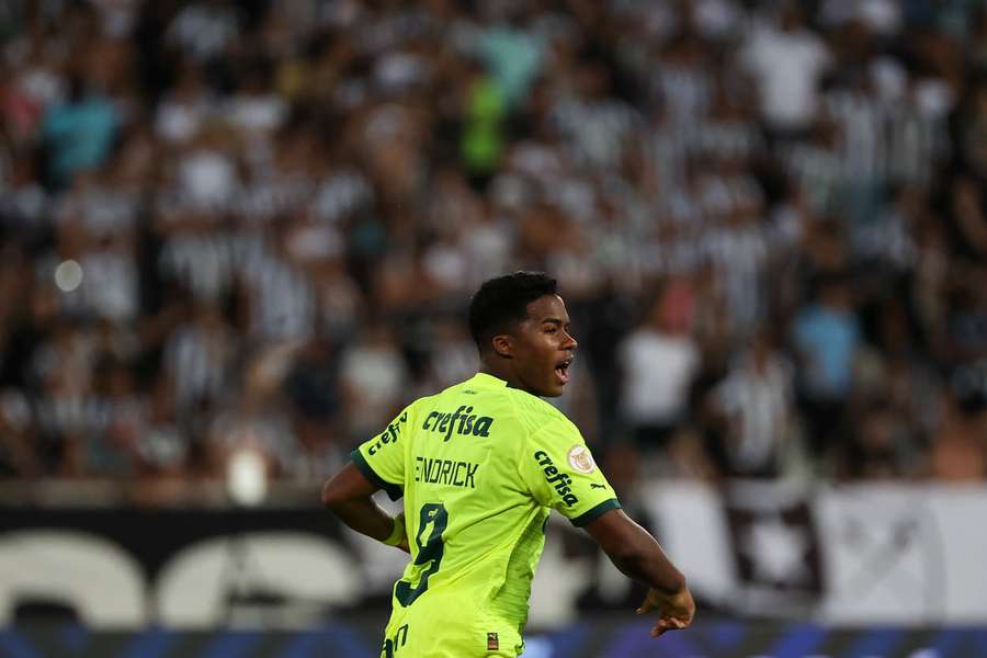 Endrick fez os dois primeiros golos da reviravolta do Palmeiras