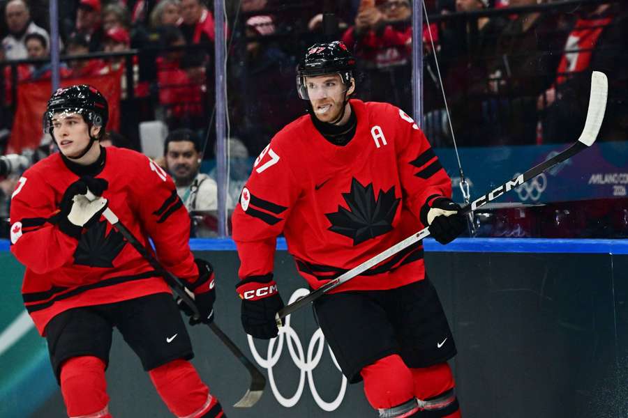 McDavid a spol. sa postavia proti Američanom. McDavid a spol. sa postavia proti Američanom.