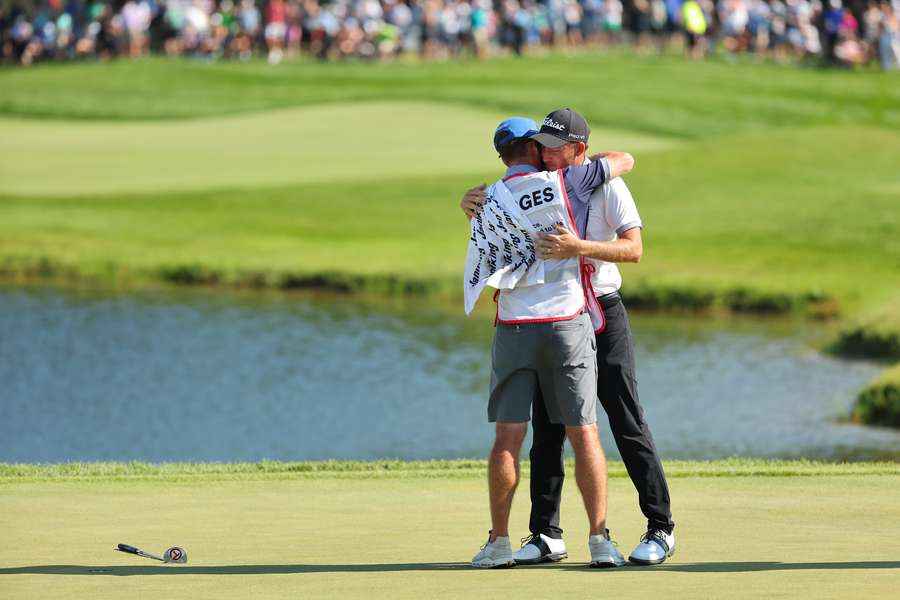 Hodges (R) embraces his caddie