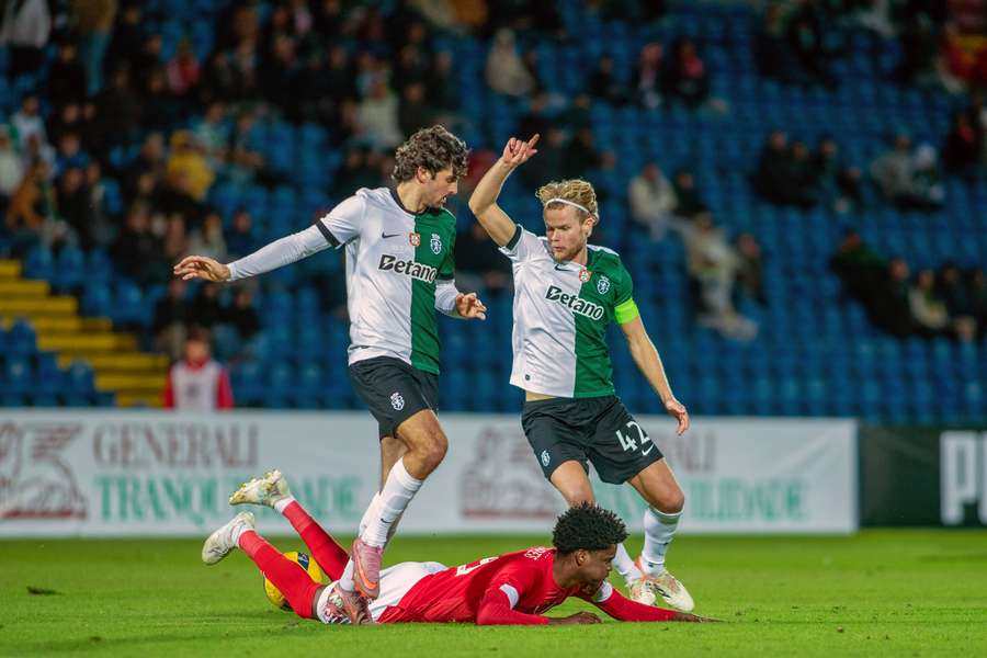 José Tavares perante Trincão e Hjulmand no Santa Clara-Sporting José Tavares perante Trincão e Hjulmand no Santa Clara-Sporting