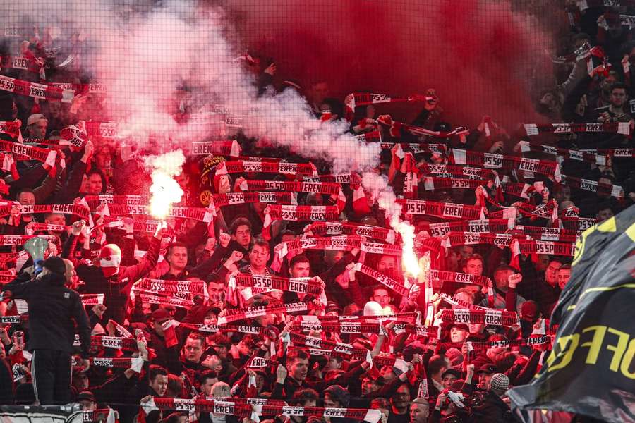 Supporters van PSV vorig seizoen op bezoek bij Borussia Dortmund