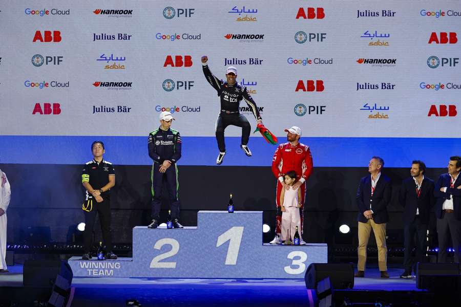 A festa de António Félix da Costa no lugar mais alto do pódio A festa de António Félix da Costa no lugar mais alto do pódio