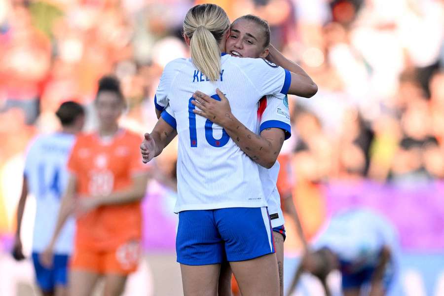 Georgia Stanway (h.) und Chloe Kelly feiern den Sieg der Engländerinnen über Spanien.