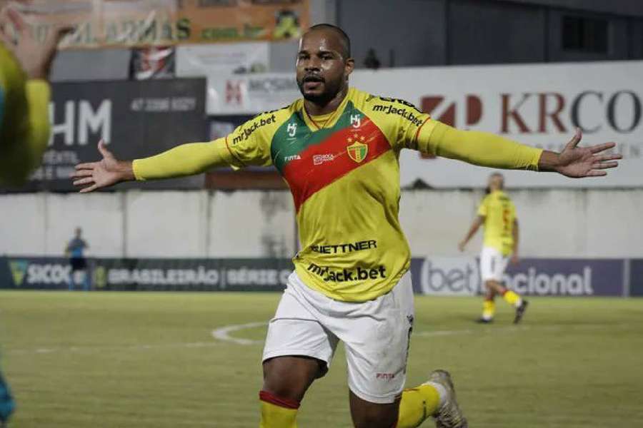 Olávio fez os dois gols da vitória do Brusque sobre o Operário