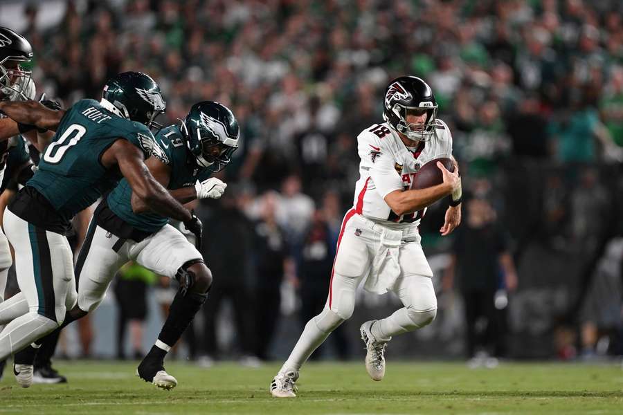 Cousins (derecha) en acción con los Falcons