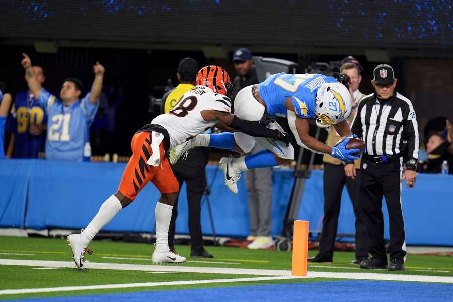 Dobbins duikt de endzone in voor de winnende score