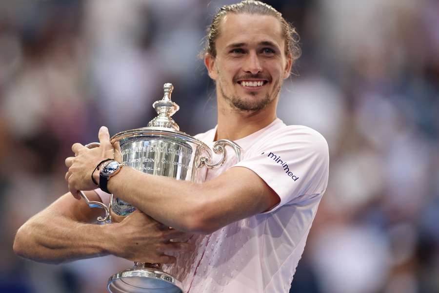 Alexander Zverev cu trofeul de la US Open Alexander Zverev cu trofeul de la US Open