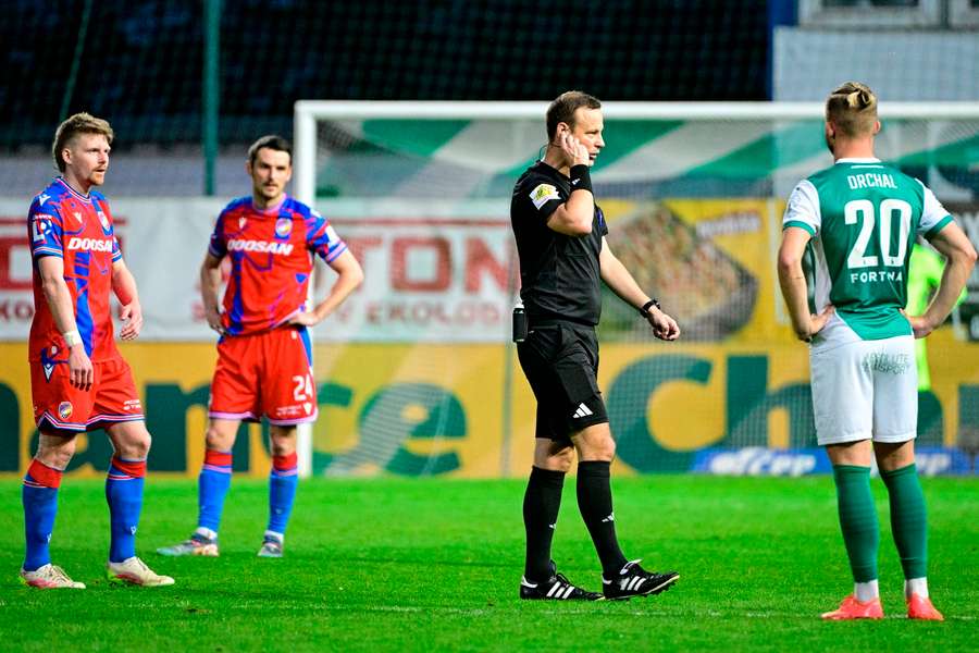 Rozhodčí Lukáš Nehasil odvolal gól Bohemians s zápase s Plzní v souladu s pravidly.