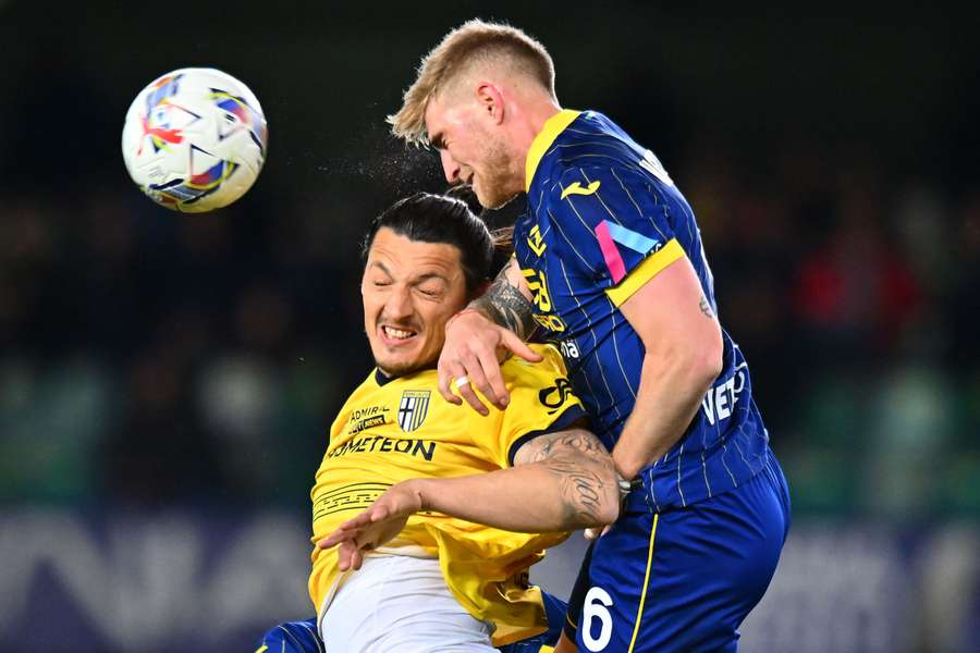 Nicolás Valentini dell'Hellas Verona in contrasto con Milan Djuric del Parma