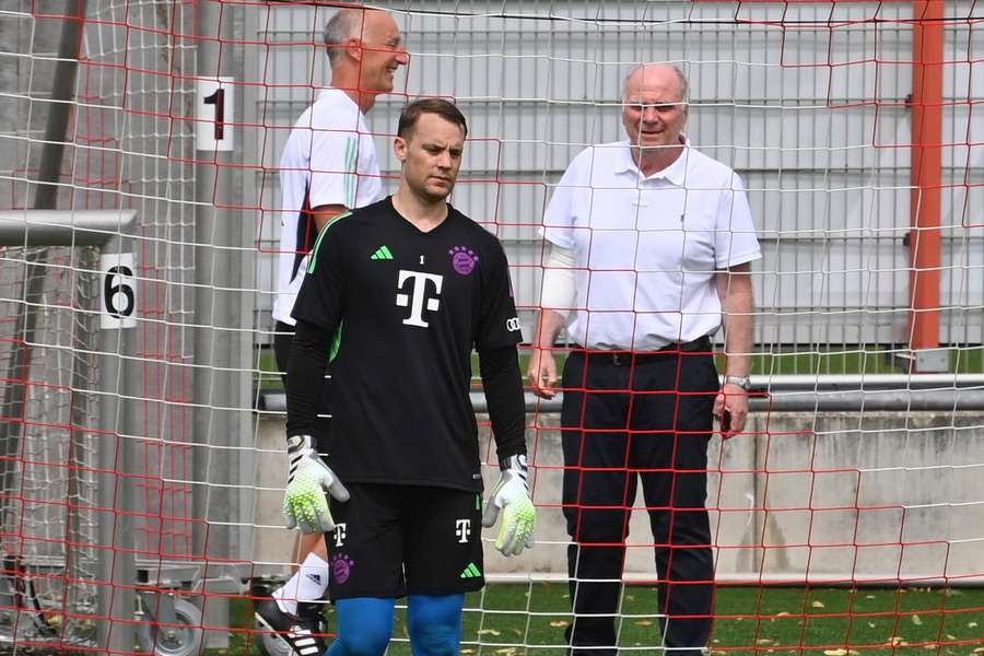 Manuel Neuer (M.) und Uli Hoeneß (r.) Manuel Neuer (M.) und Uli Hoeneß (r.)