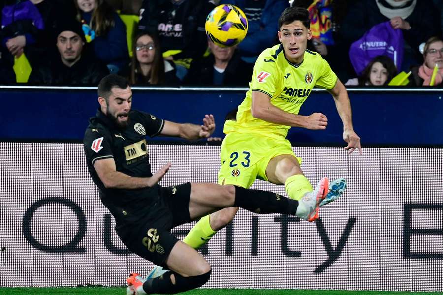 Cardona centra y Rioja intenta tapar Cardona centra y Rioja intenta tapar