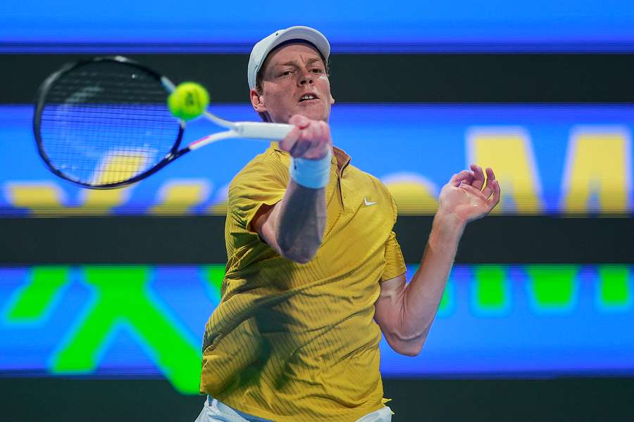 Jannik Sinner passou com facilidade pelo tcheco Tomas Machac