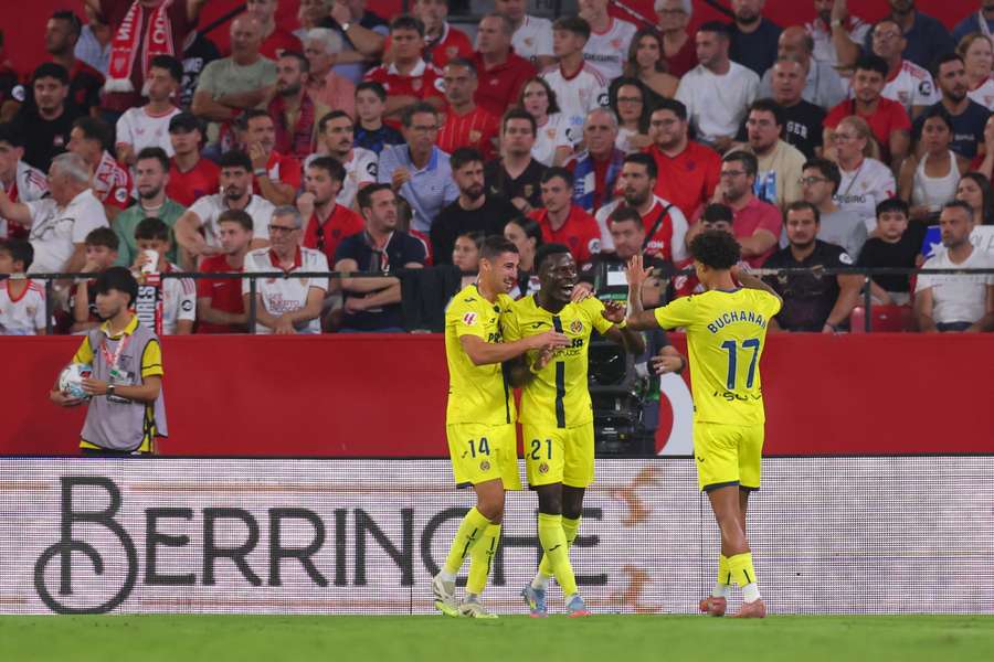 Oluwaseyi, celebrando su gol con Comesaña y Buchanan