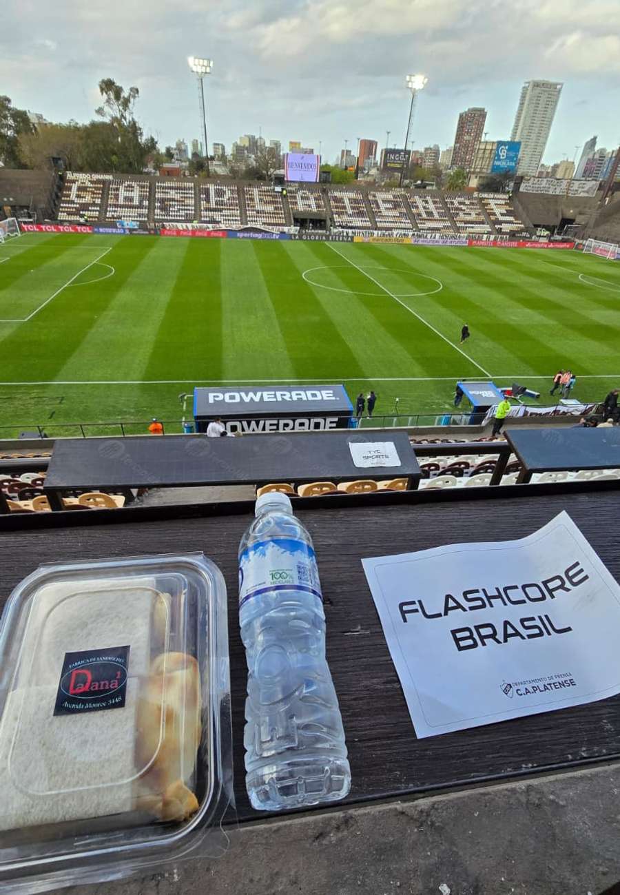 Lanche entregue para a imprensa antes do jogo