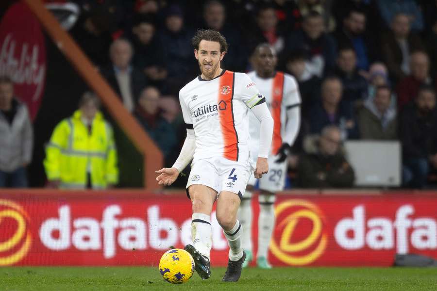 Tom Lockyer tijdens de wedstrijd tegen Bournemouth waarin hij een hartstilstand kreeg