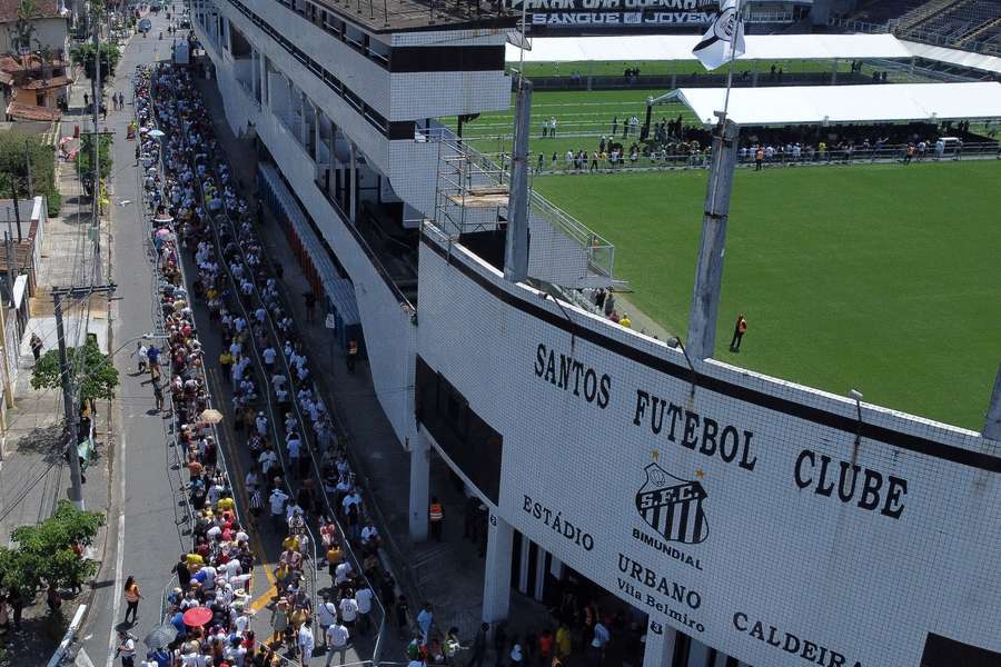 Milhares de torcedores dão seu último adeus ao Rei Pelé