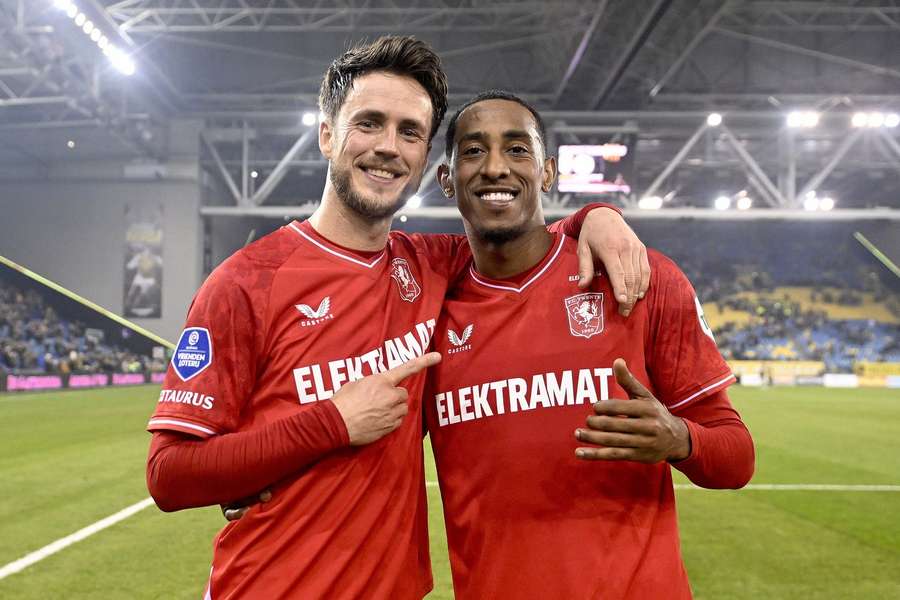 Ricky van Wolfswinkel (L) en Joshua Brenet hielpen Twente vorige week aan de drie punten tegen Vitesse