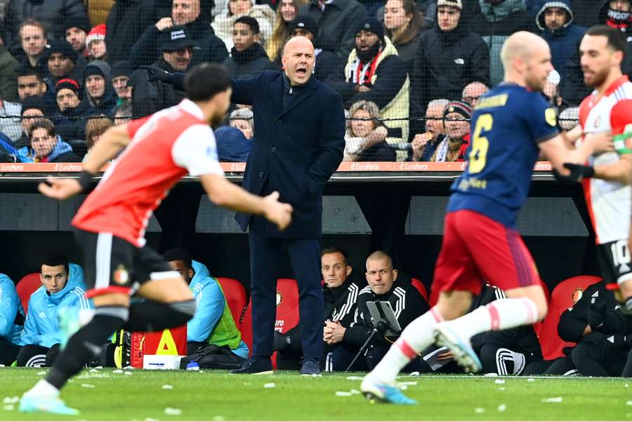 Coach Arne Slot tijdens de wedstrijd tussen Feyenoord en Ajax