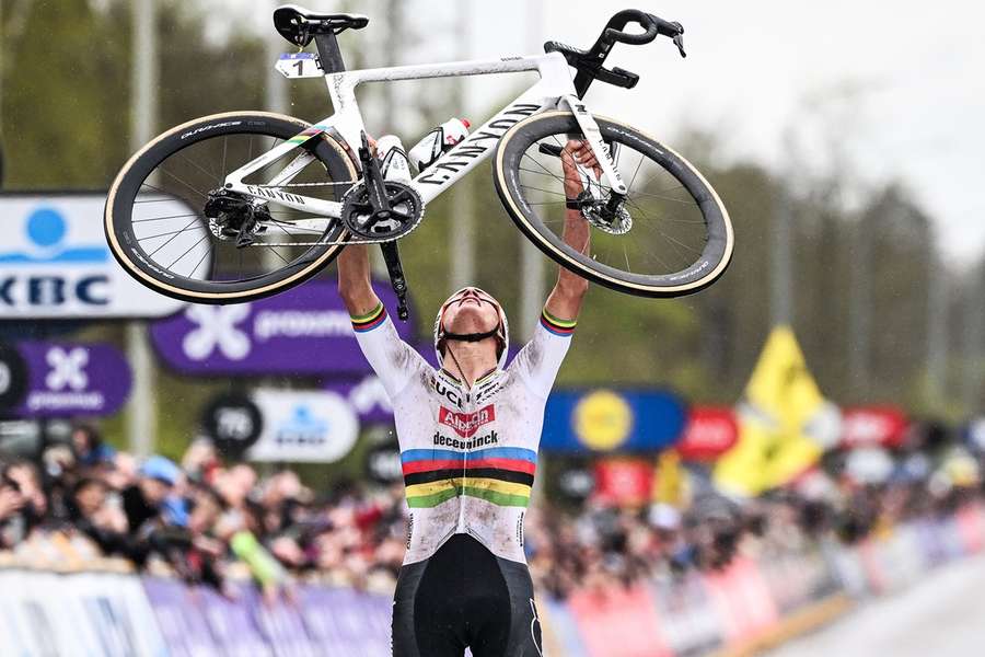 Mathieu van der Poel tilde vlak na de finish zijn fiets in de lucht