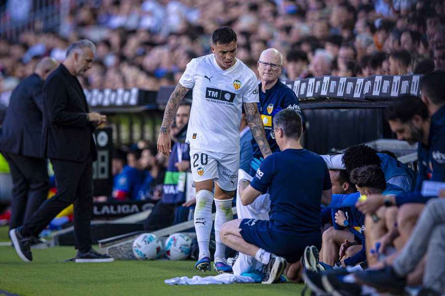 Renzo Saravia, tras ser sustituido durante el partido ante el Rayo Vallecano