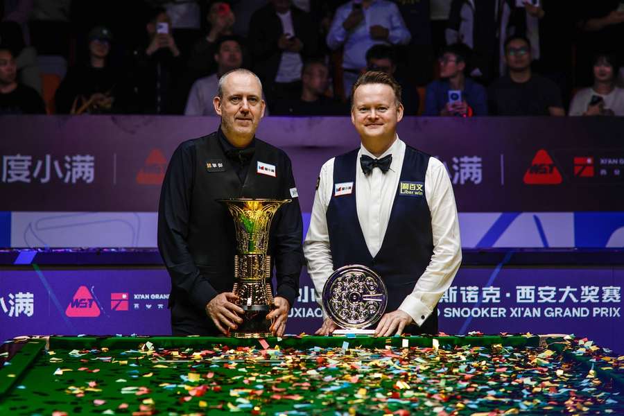 Mark Williams (l.) mit seiner Trophäe, Shaun Murphy (r.) bekommt als Finalist ebenfalls einen Pokal.
