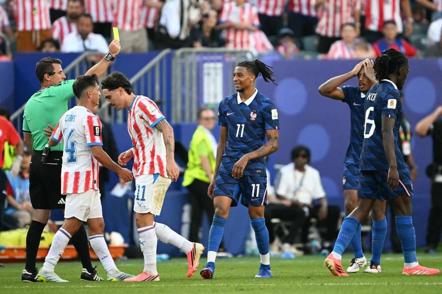 Michael Olise a fost avertizat cu un cartonaș galben în timpul partidei dintre Franța și Paraguay, în optimile Cupei Mondiale 2026 Michael Olise a fost avertizat cu un cartonaș galben în timpul partidei dintre Franța și Paraguay, în optimile Cupei Mondiale 2026