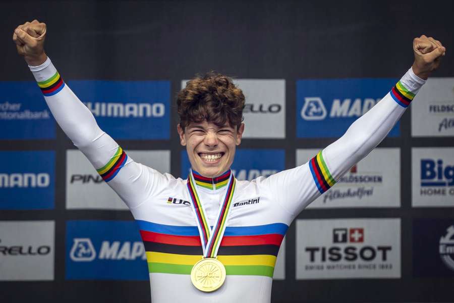 Iván Romeo, con el maillot arco iris