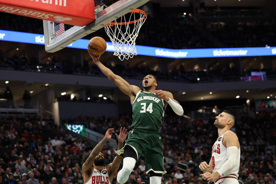 Una bandeja de Antetokounmpo contra los Bulls.