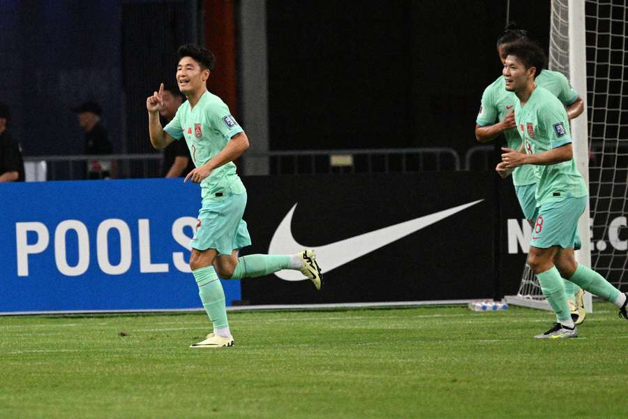 Wu Lei, da China, comemora após marcar o primeiro golo em Singapura