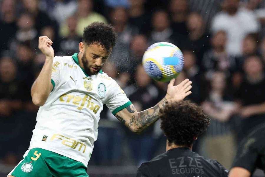 Cabeçada na boca do gol é uma das armas do time de Abel Ferreira