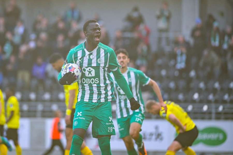 Mame Niang ao serviço do HamKam Mame Niang ao serviço do HamKam