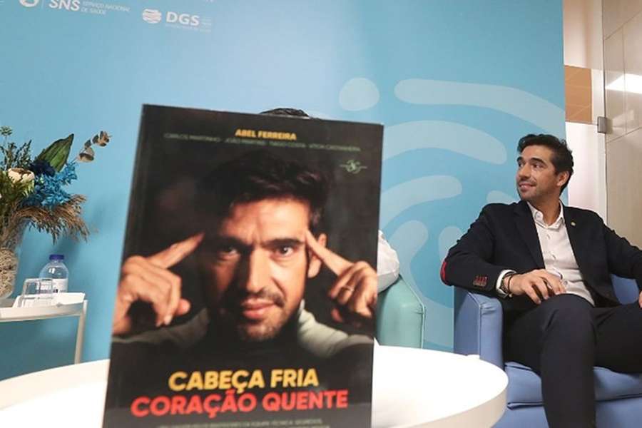 Abel Ferreira apresentou o novo livro "Cabeça fria, coração quente" no IPO do Porto