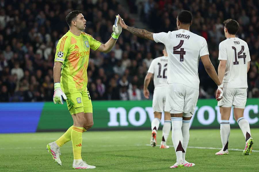 Emiliano Martínez y Ezri Konsa, del Aston Villa, en el duelo ante el PSG